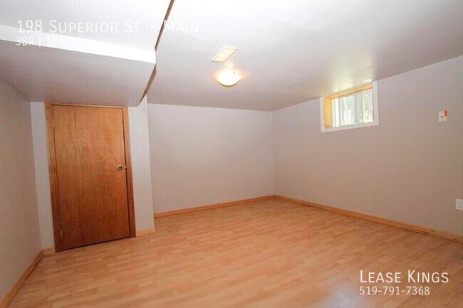Photo du bâtiment - Fresh Main Floor Unit in Desirable LaSalle Neighborhood!