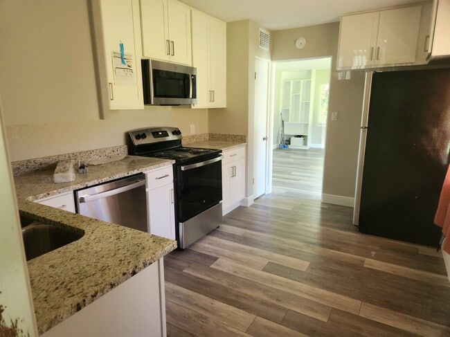 Building Photo - 38 Sunset Dr