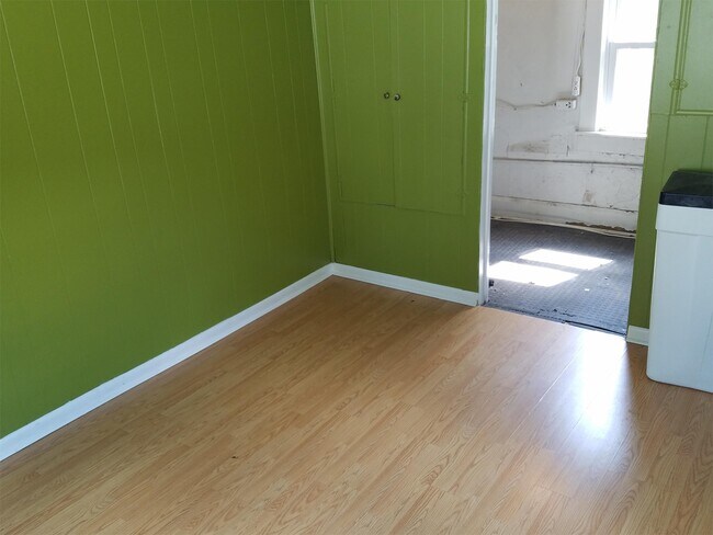 Building Photo - 612 S Main St