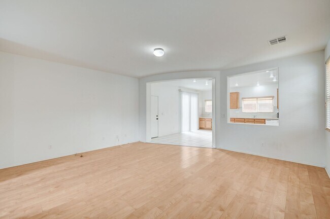 Foto del edificio - Beautiful 3 bedroom/2.5 baths located acro...