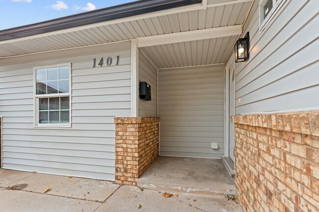 Building Photo - 1401 SW 64th St