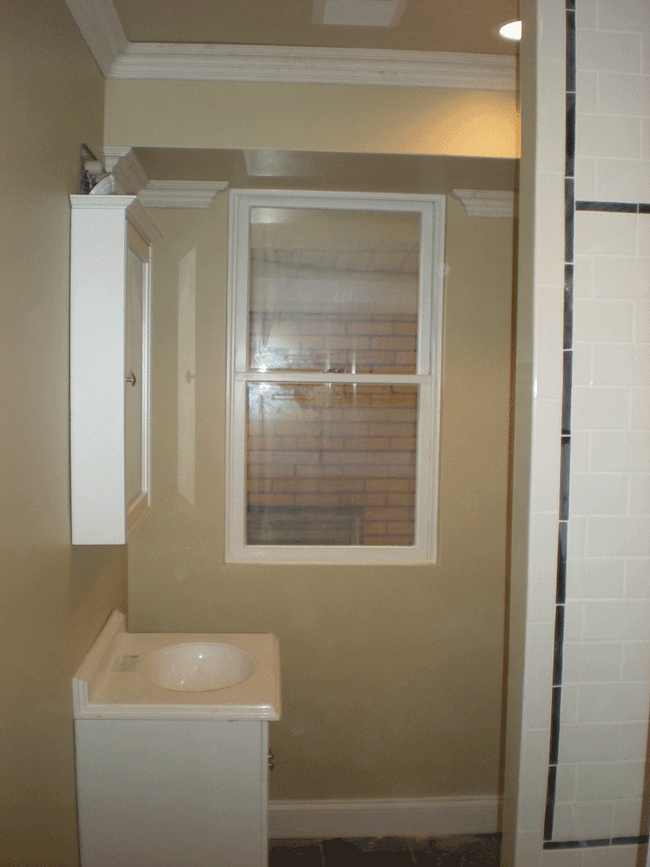 Full bath - 325 Hallock St