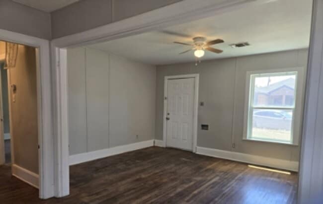 Building Photo - Charming 3 Bedroom