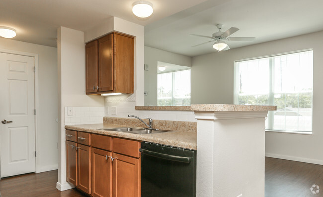 2HAB, 2BA - 920 ft² - Cocina con isla y sala de estar - East Meadows Apartments