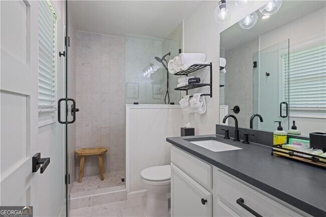 Foto del edificio - 677 Hillandale Cir