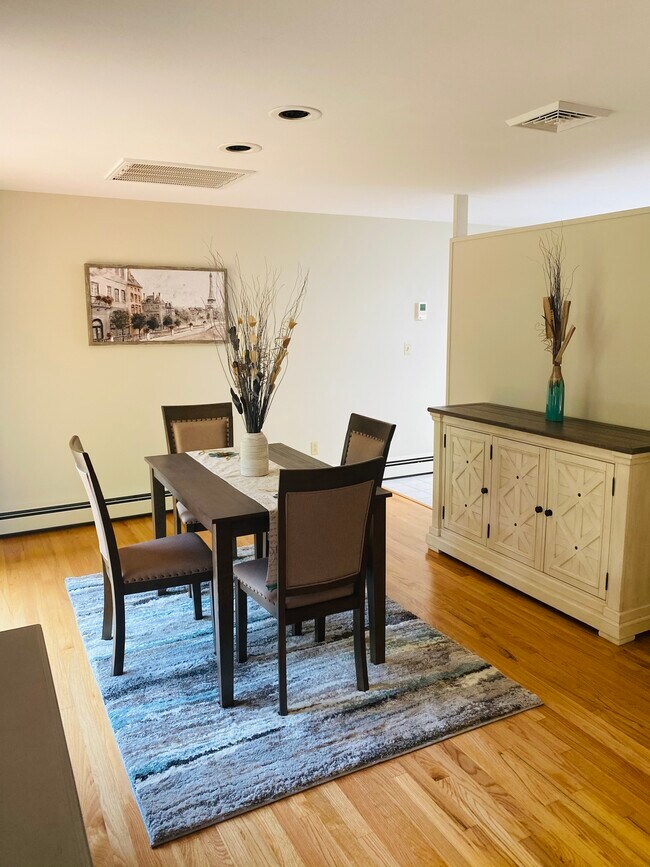 Foto del edificio - 7863 Russell Ln