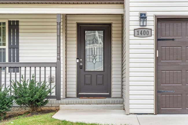 Building Photo - Pet Friendly Three Bedroom with Bonus!