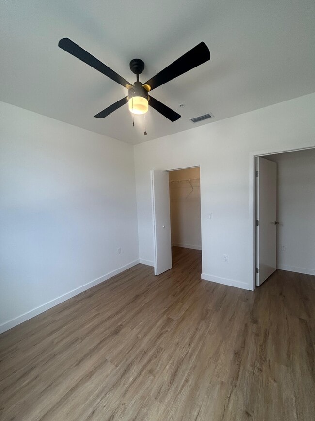 Foto del edificio - 984 E 27th St