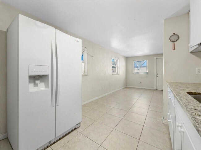 Foto del edificio - 2495 Bayside St