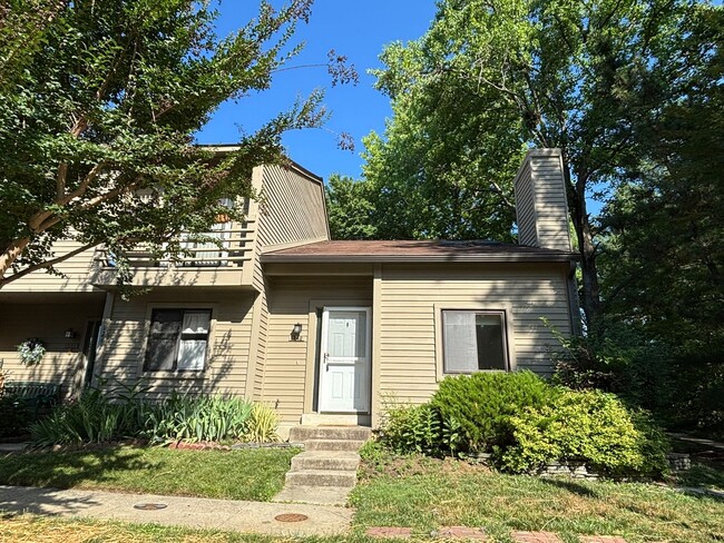 Building Photo - Adorable 1 bedroom 1.5. bath end unit townhouse in Annapolis