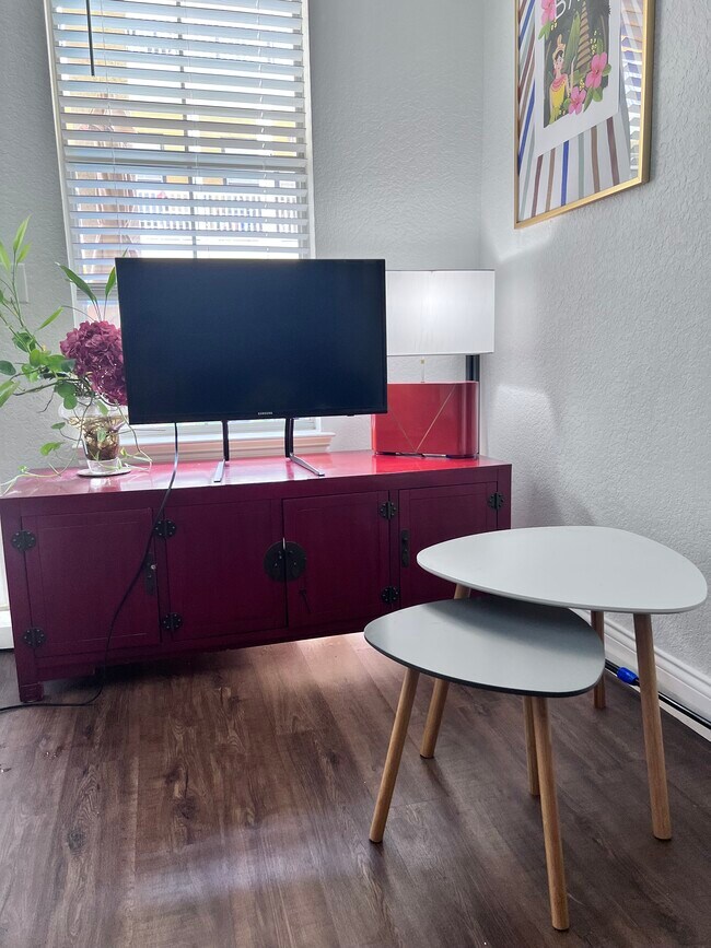 Sala de estar - 860 N Orange Ave