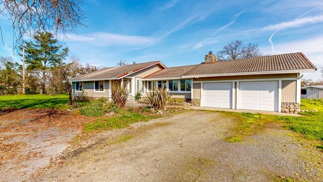 Foto del edificio - Welcome to your Country Oasis!  Newly Refurbished 3 bedroom 2 bath home Large lot with Barn & Acr...