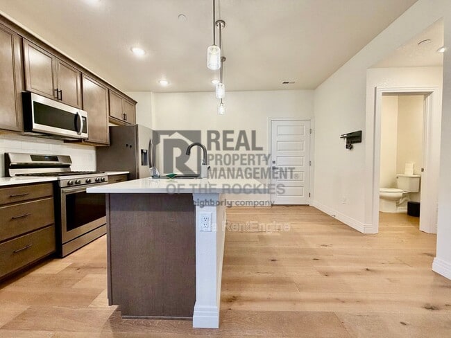 Foto del edificio - 1203 Bon Homme Richard Dr