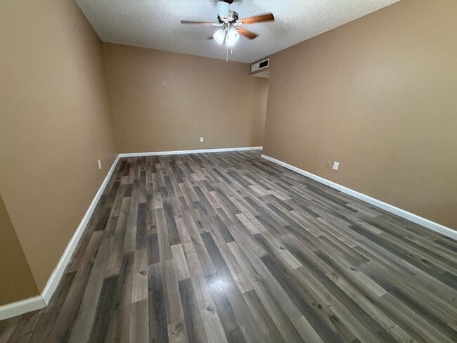 Building Photo - Updated 2 bedroom duplex near hospital