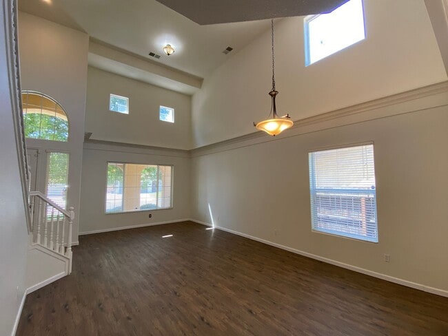 Building Photo - Available now, Gorgeous NW Visalia home fo...