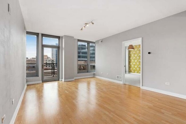 Building Photo - 565 W Quincy St
