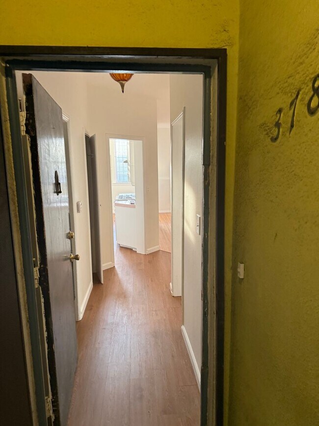 Foto del edificio - 3787 1/2-3789 W 9th St
