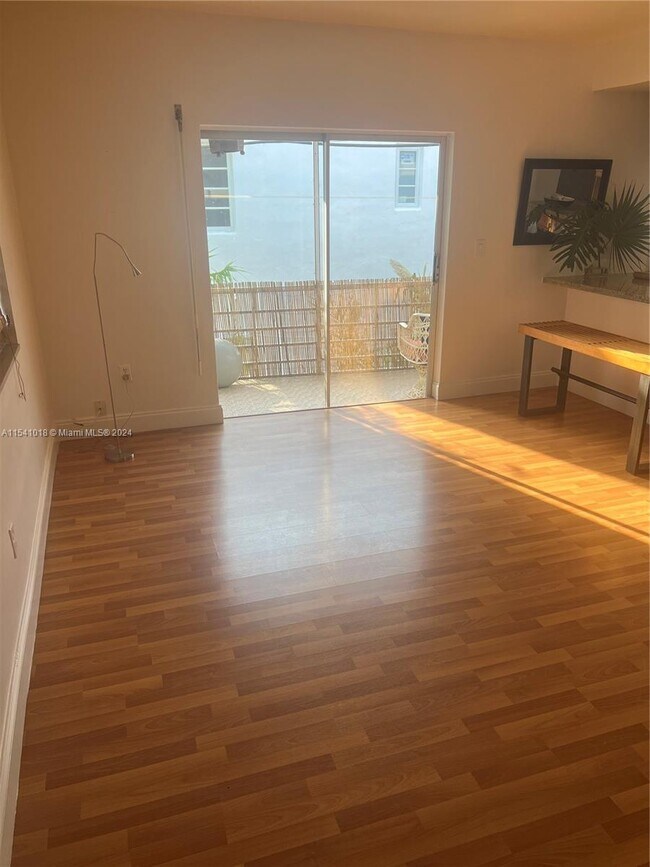 Foto del edificio - 2858 Pine Tree Dr