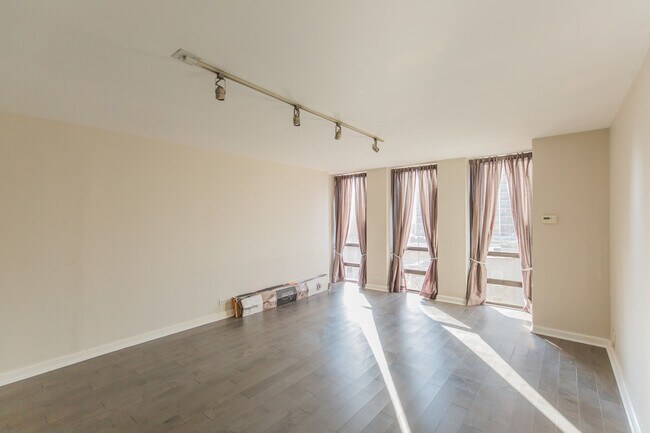 Building Photo - 1660 N LaSalle Dr