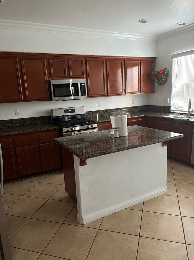 Building Photo - 592 Groveside Dr