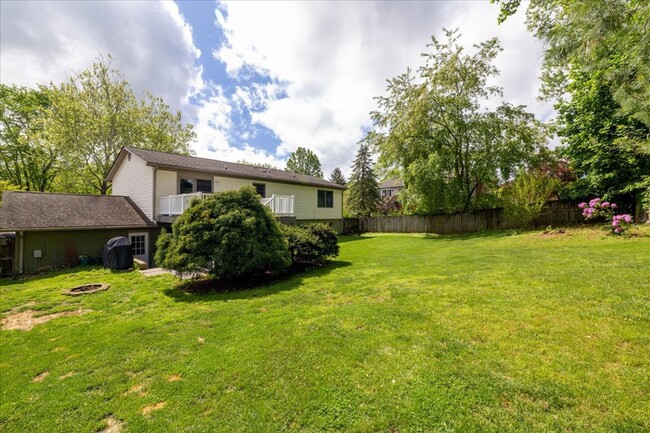Foto del edificio - Spacious Home with Amazing Fenced Yard in ...