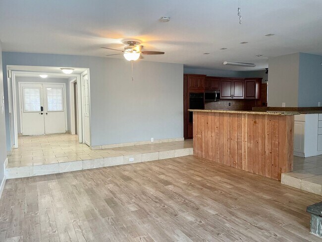 Foto del edificio - CHARMING SINGLE STROY 3BD/2BA W/ POOL AND ...