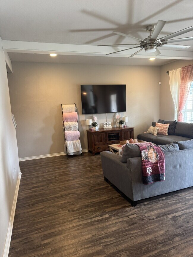 Foto del edificio - "Spacious 4-Bed, 4.5-Bath Townhouse Retreat in College Station!"