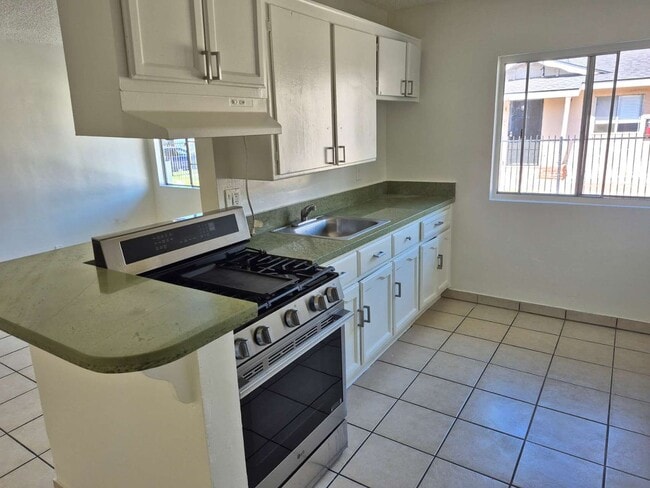 Building Photo - 305 W Guinida Ln