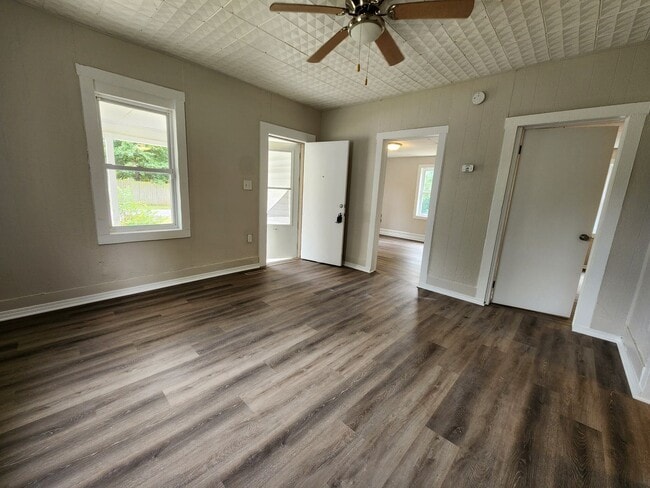 Building Photo - Spacious 2-Bedroom, 1-Bathroom Home AVAILA...