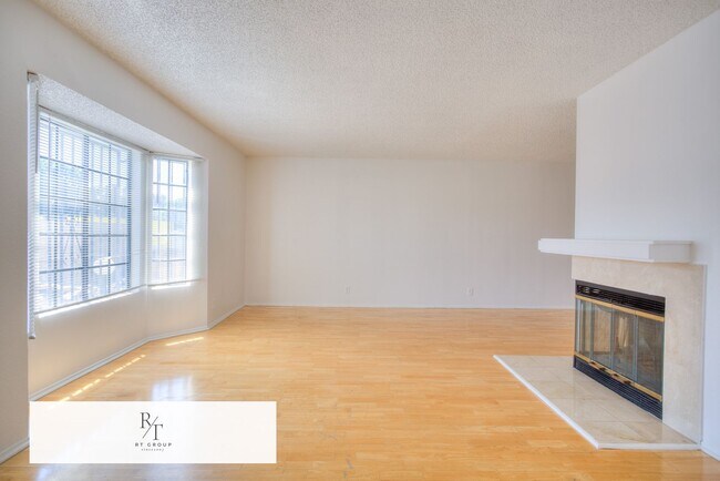 Building Photo - Beautiful Front Unit in Gated Community – ...