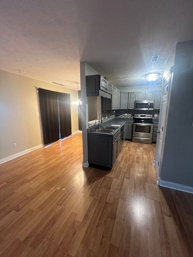 Building Photo - 986 Canary Creek Dr