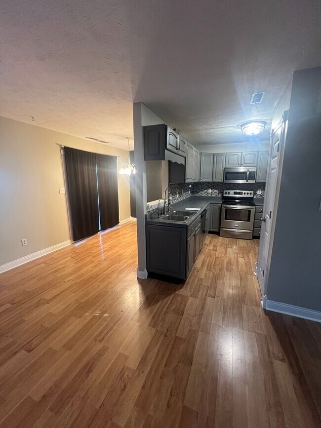 Foto del edificio - 986 Canary Creek Dr