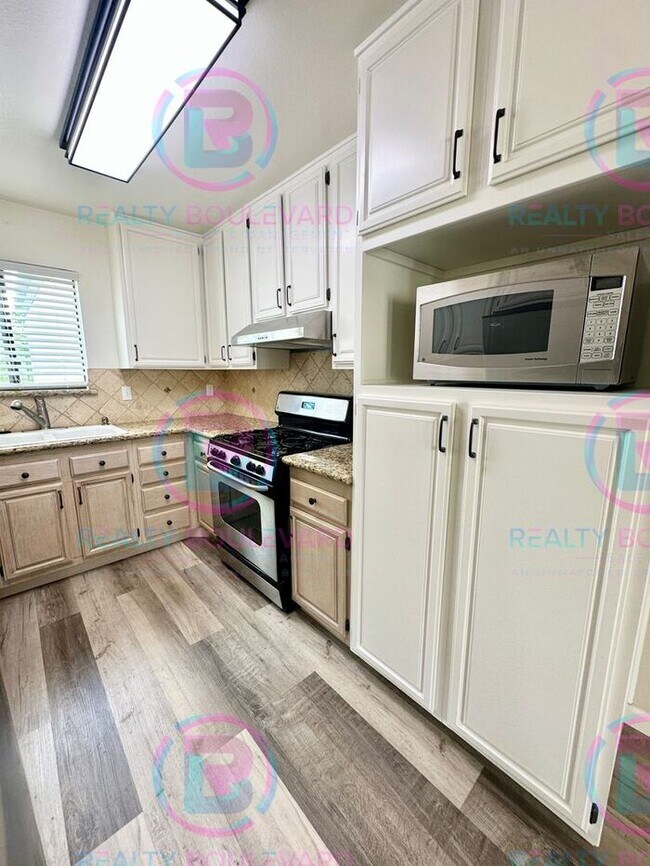 Foto del edificio - Contemporary 2-Bed Condo with Garage & Poo...