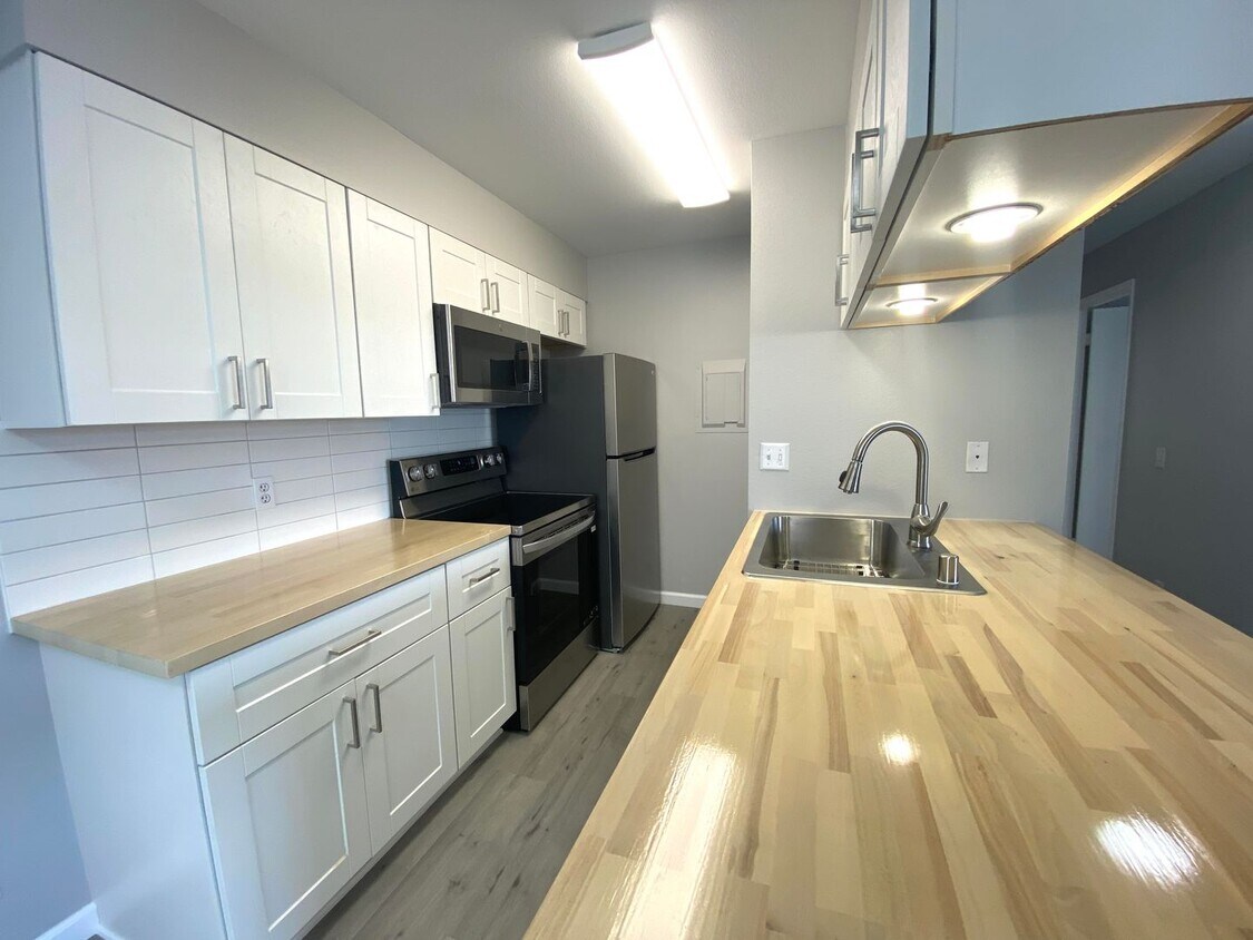 Primary Photo - Fairway Terrace | Renovated 2BR/2BA Condo ...