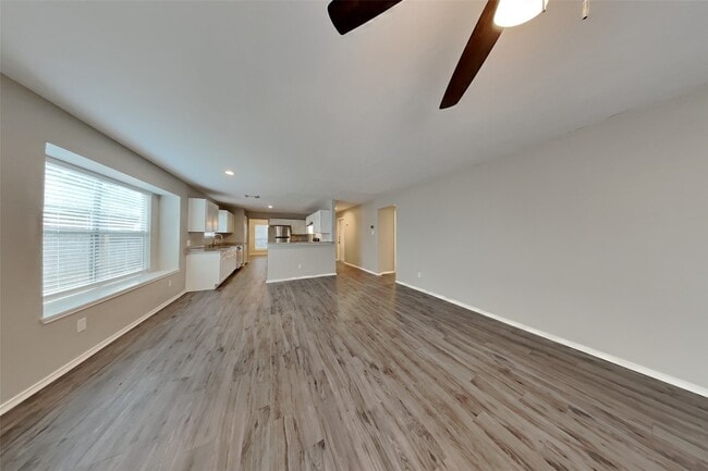 Building Photo - 2039 Greencrest Dr