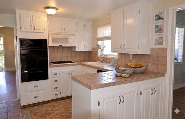 Foto del edificio - Great Normal Heights Location! IN UNIT Washer/Dryer, 2 Covered Parking Spots, Storage Locker!