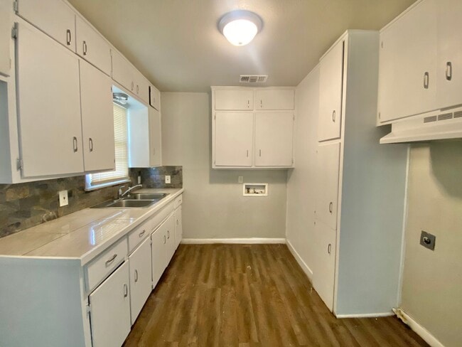 Foto del edificio - 3 bed 1 bath now available