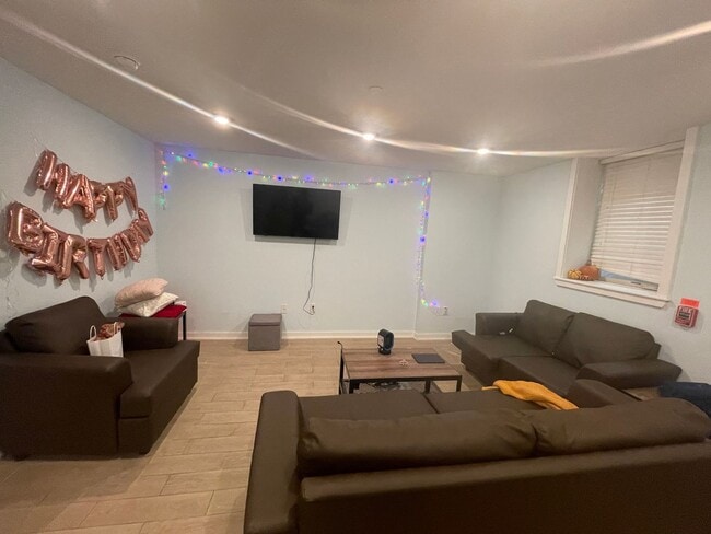 Photo - 1527-33 W Seybert St Apartment