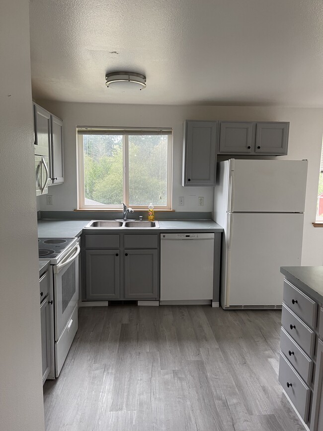 Building Photo - 242 Bower Ln