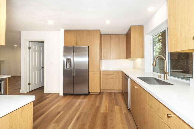 Foto del edificio - Executive Home With Remodeled Bathrooms + AC in Old Palo Alto