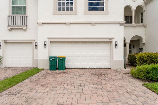Foto del edificio - UNFURNISHED ANNUAL**MOTIVATED LANDLORD** FALLS OF PORTOFINO ** 4 BED / 2.5 BATH TOWN HOME - NORTH...