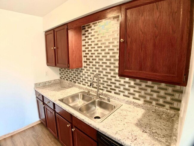 Foto del edificio - 6750 Park Ridge Rd #A