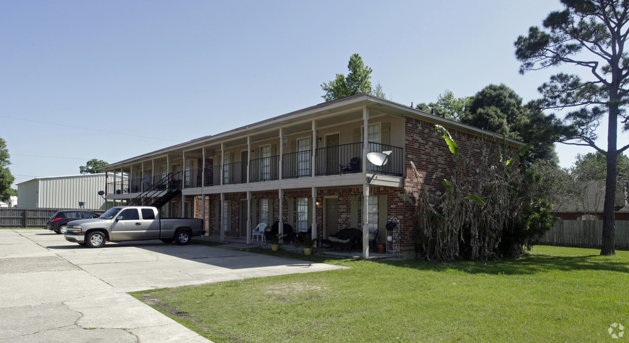 Foto principal - 8041 Cecil Drive