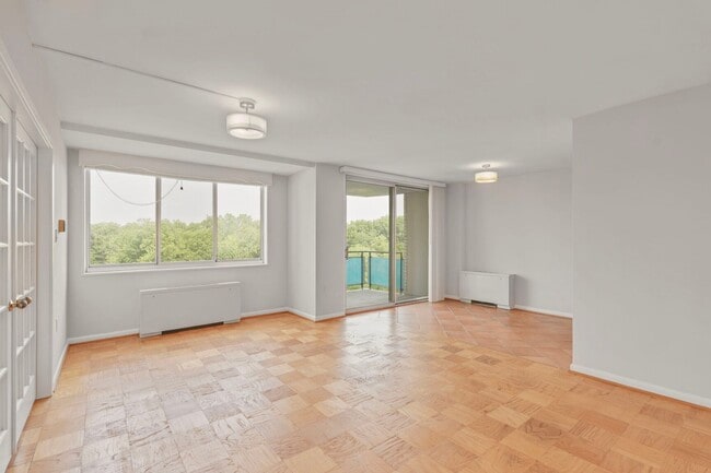 Building Photo - HUGE Apartment Across from Grosvenor Metro...