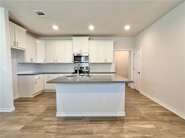 Building Photo - 704 Long Run