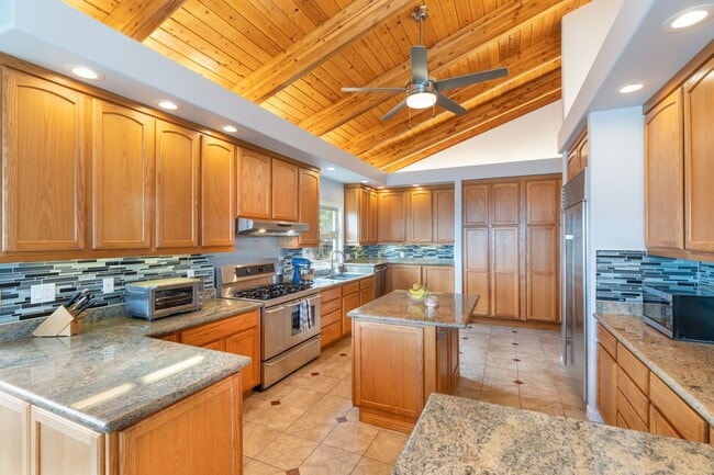 Building Photo - Beautiful 4 bedroom, 3.5 bath waterfront single family property on Kaneohe Bay.