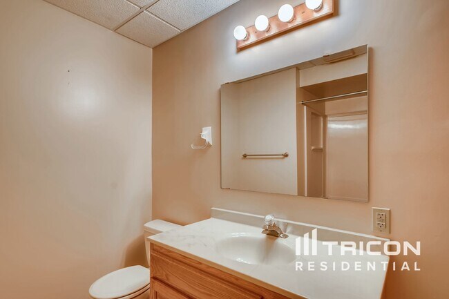 Foto del edificio - 2110 Helmo Ave N