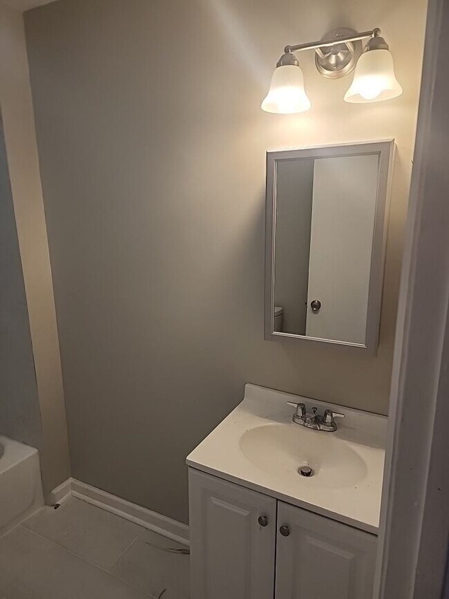 Building Photo - Newly Renovated 3 Bedroom Section 8 are We...
