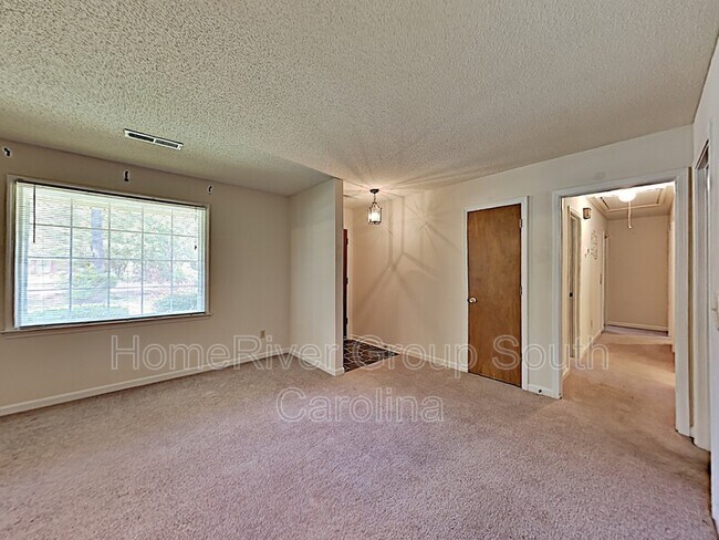Foto del edificio - 541 Lynam Rd