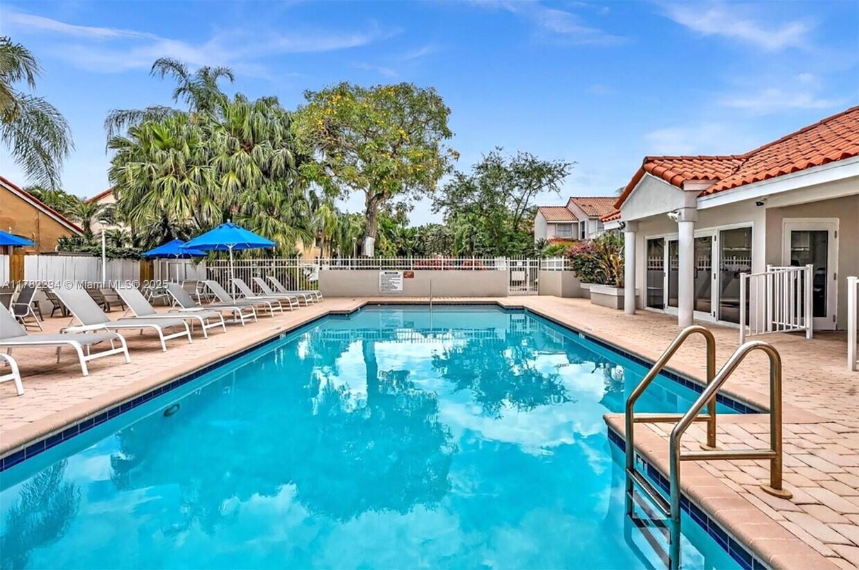 Foto principal - 3965 Hyde Park Cir